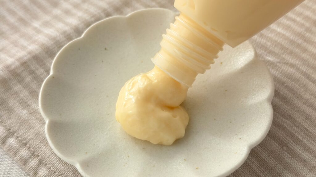 味の素_「ピュアセレクト® マヨネーズ ふわあま」を皿に出している様子