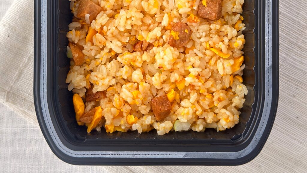 ニチレイ_トレイに入った「本格炒め炒飯®」