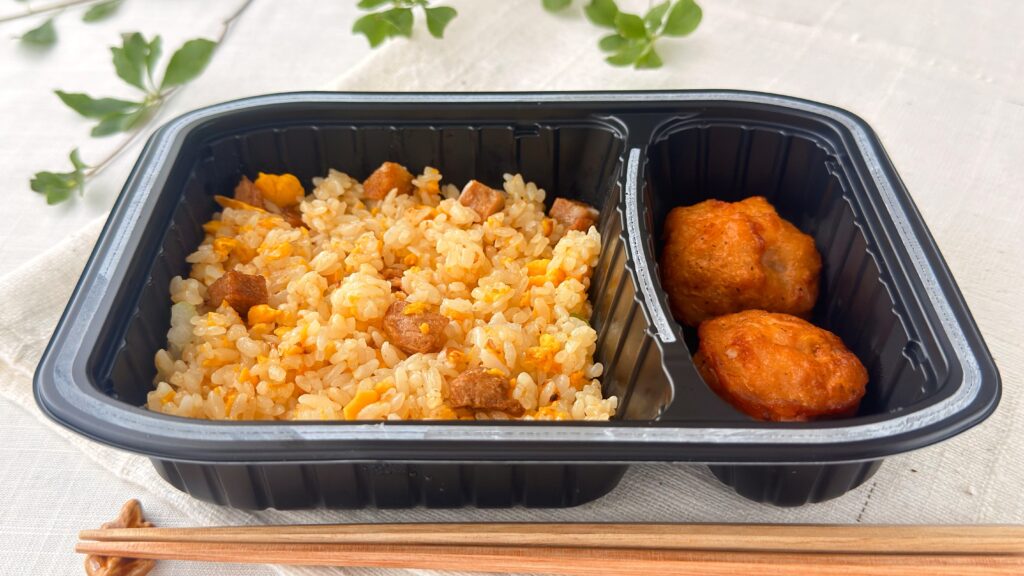 ニチレイ_電子レンジで温めた「本格炒め炒飯®」＆「特から®」（トレイ入り）