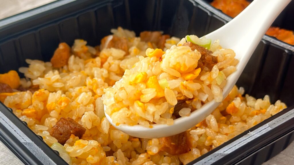 ニチレイ_「本格炒め炒飯®」をレンゲですくっている様子