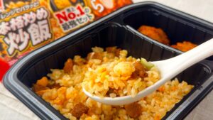 ニチレイ_電子レンジで温めた「本格炒め炒飯®」＆「特から®」（トレイ入り）の炒飯をレンゲですくっている様子