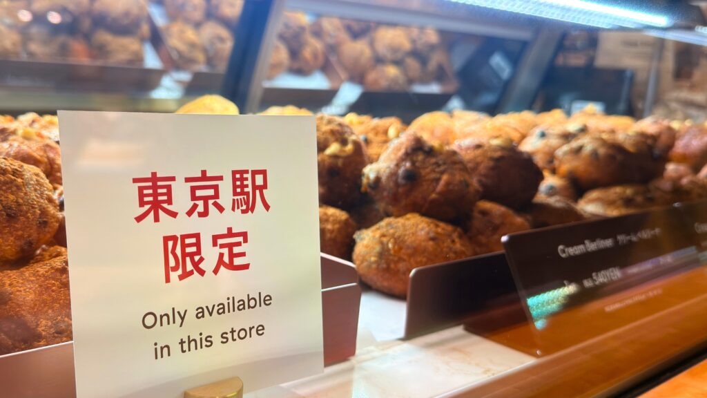 エリートーキョー_ショーケース内に置かれたPOP