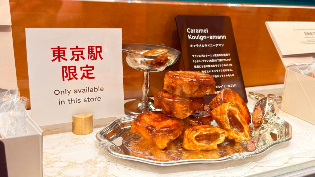 エリートーキョー_ショーケース内に展示された「キャラメルクイニーアマン」と東京駅限定POP