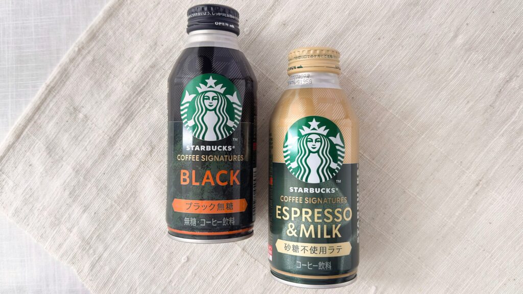 スターバックス_テーブルにのった「スターバックス® COFFEE SIGNATURES BLACK」と「スターバックス® COFFEE SIGNATURES ESPRESSO＆MILK」