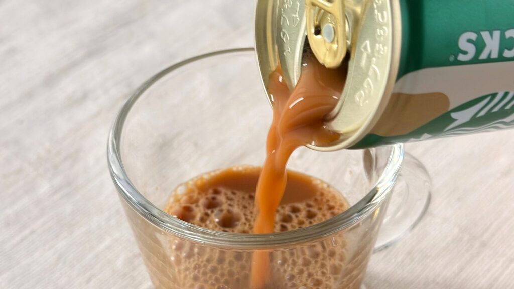スターバックス_「スターバックス® MY COFFEE TIME™ カフェラテ」をグラスに注いでいる様子