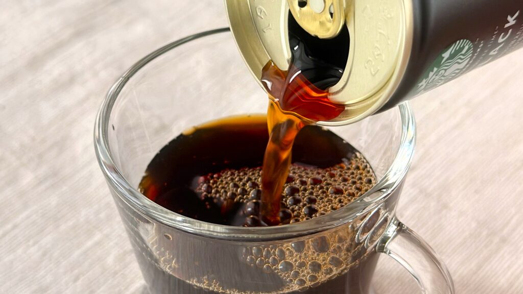 スターバックス_「スターバックス® MY COFFEE TIME™ ブラック」をグラスに注いでいる様子