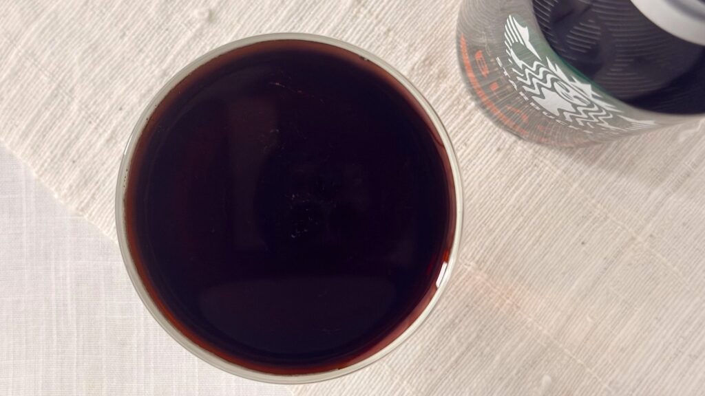 スターバックス_グラスに注いだ「スターバックス® COFFEE SIGNATURES BLACK」