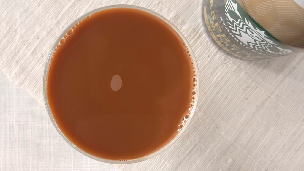 スターバックス_グラスに注いだ「スターバックス® COFFEE SIGNATURES ESPRESSO＆MILK」