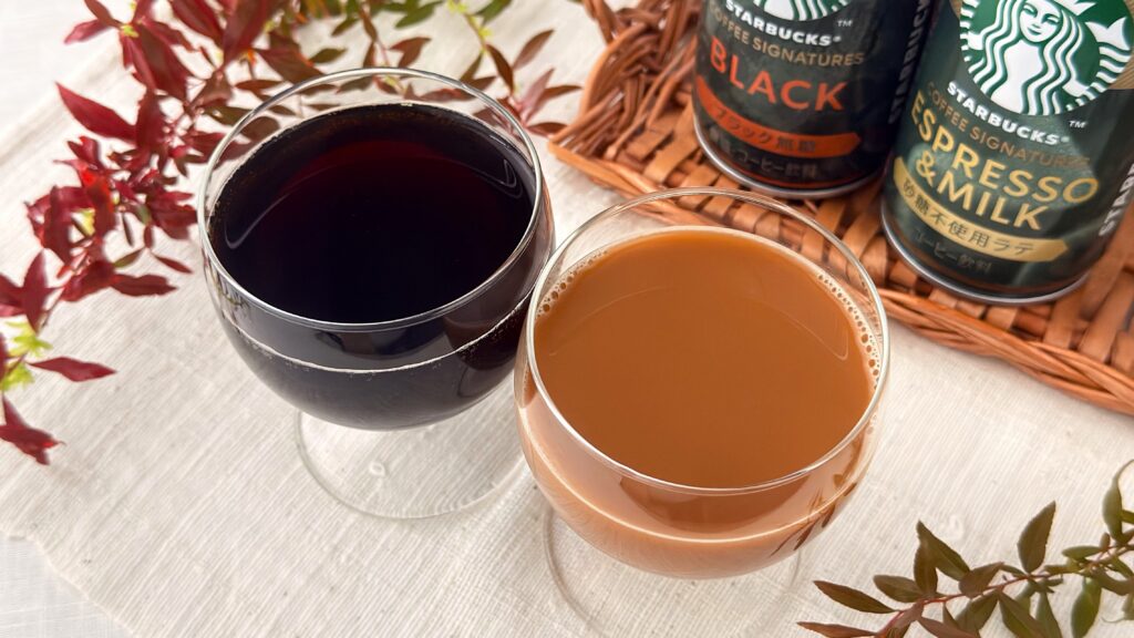 スターバックス_グラスに注いだ「スターバックス® COFFEE SIGNATURES BLACK」と「スターバックス® COFFEE SIGNATURES ESPRESSO＆MILK」