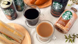 スターバックス_グラスに注いだ「スターバックス® MY RETREAT® キャラメルマキアート」や「スターバックス® MY COFFEE TIME™ ブラック」、缶コーヒーなどが並んでいる様子