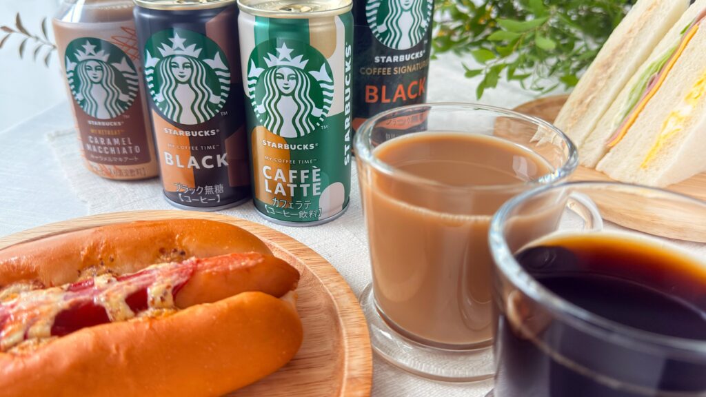 スターバックス_スターバックス専用自動販売機の商品やサンドイッチなどが並んでいる様子