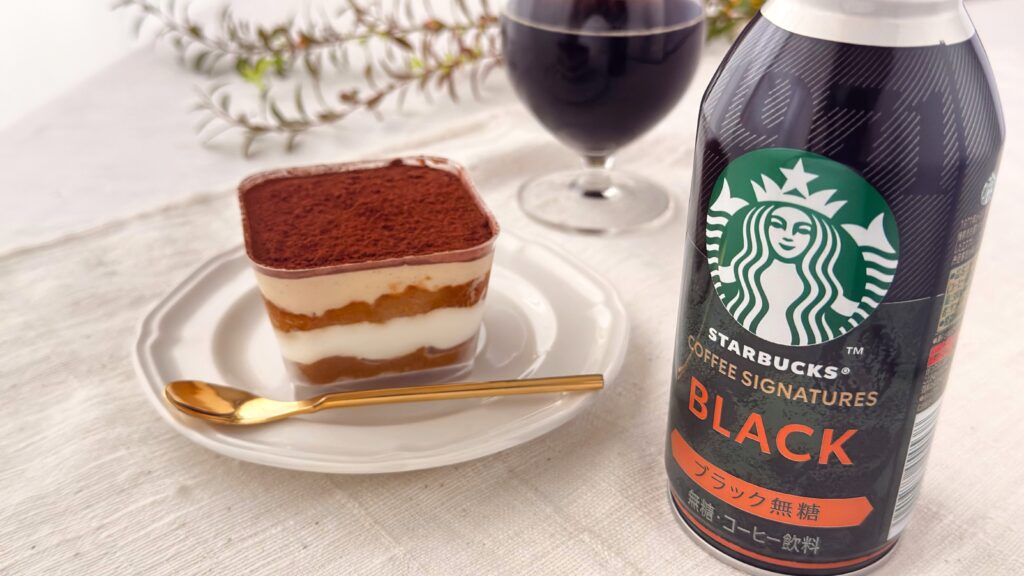 スターバックス_「スターバックス® COFFEE SIGNATURES BLACK 」とティラミスの皿のせ