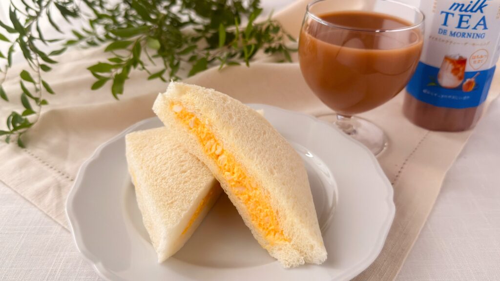 キリン_ローソン限定「午後の紅茶 アイスミルクティー デ モーニング」と「たまごサンド」の皿盛り