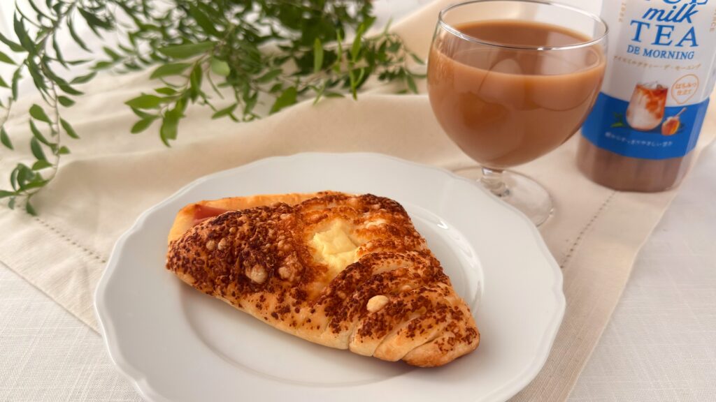 キリン_ローソン限定「午後の紅茶 アイスミルクティー デ モーニング」と「熟成チーズのハムデニッシュ」の皿のせ