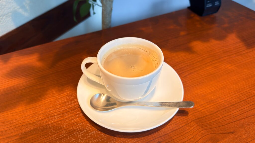 上島珈琲店_テーブルにのった「カフェインレスのミルク珈琲（黒糖）」
