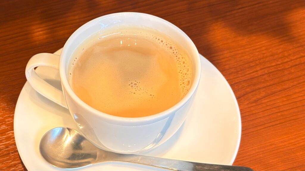 上島珈琲店_淹れたての「カフェインレスのミルク珈琲（黒糖）」