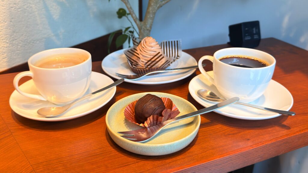 上島珈琲店_テーブルに並んだ「ネルドリップコーヒー」や「ジャマイカンラムボール」