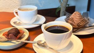 上島珈琲店_「ネルドリップコーヒー」や「ジャマイカンラムボール」などが置いてある様子