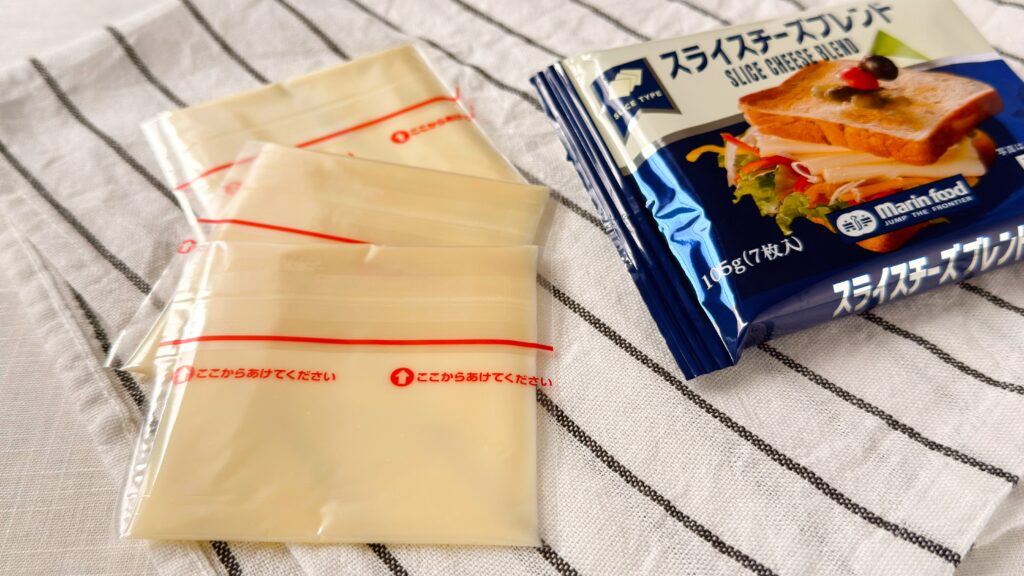 マリンフード_「スライスチーズブレンド105g」のパッケージ開け