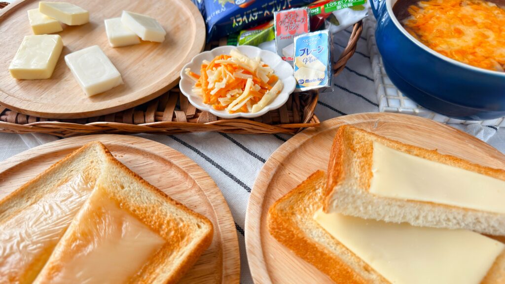 マリンフード_チーズがのったパンやカレードリアなどが置いてある様子