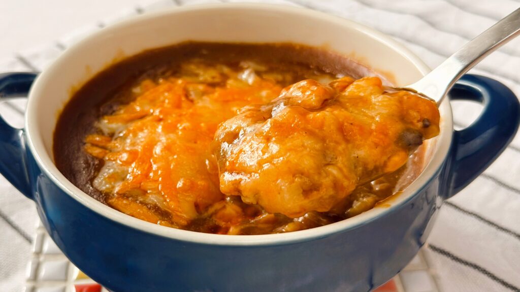 マリンフード_「かけるちーずブレンド 220g」をかけたカレードリアをスプーンですくっている様子