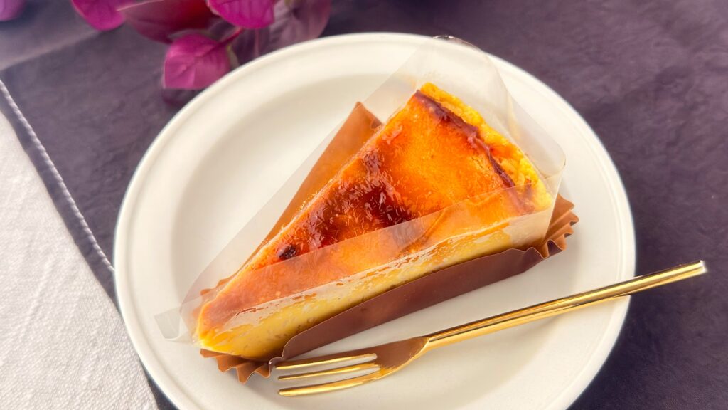 スターバックス_フィルムがついた「紅はるかと安納芋の焼き蜜芋ケーキ」