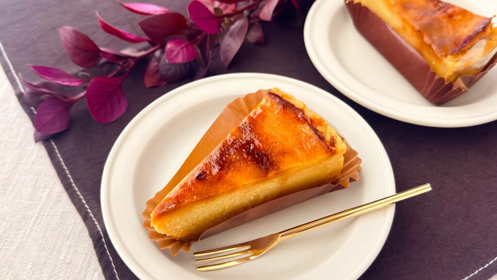 スターバックス_「紅はるかと安納芋の焼き蜜芋ケーキ」の皿のせが並んでいる様子