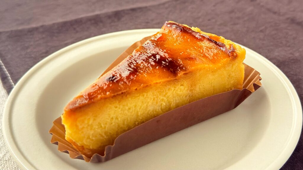 スターバックス_白皿にのった「紅はるかと安納芋の焼き蜜芋ケーキ」