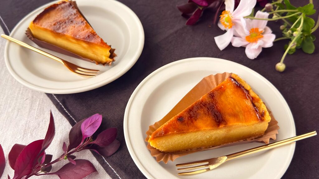 スターバックス_テーブルに並んだ「紅はるかと安納芋の焼き蜜芋ケーキ」