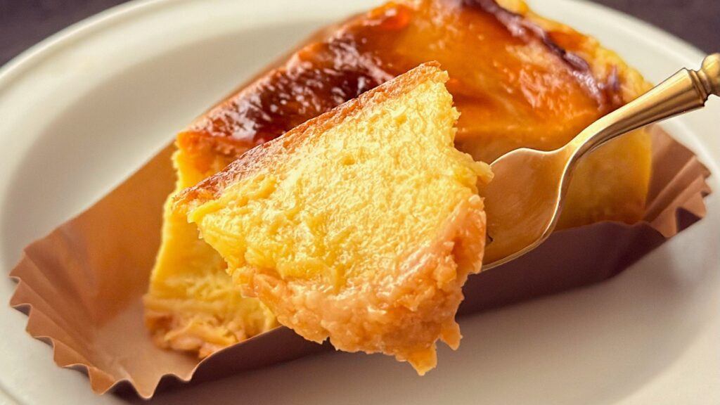 スターバックス_「紅はるかと安納芋の焼き蜜芋ケーキ」をフォークで持っている様子