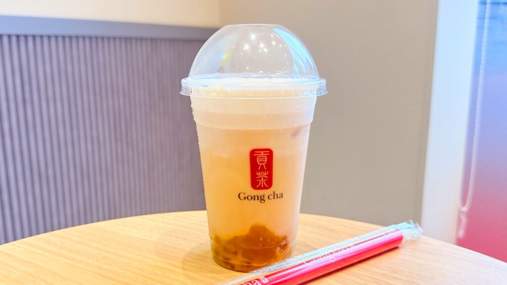 ゴンチャ_「紅はるか ミルクティー」とストローが並んでいる様子