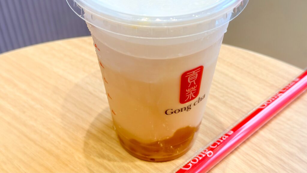 ゴンチャ_テーブルにのった「紅はるか ミルクティー」とストロー