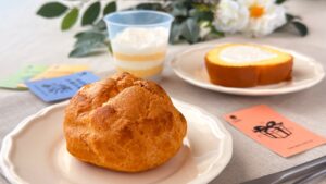 ファミリーマート_無限クリームの「クリームたっぷり！ダブルシュー」や新作「生クリームロールケーキ」の皿のせ