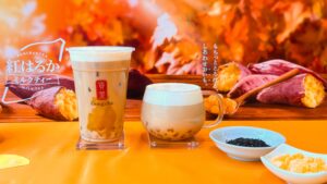 ゴンチャ_ホットとアイスの「紅はるか ミルクティー」やおいもパールの皿盛りなどが並んでいる様子1