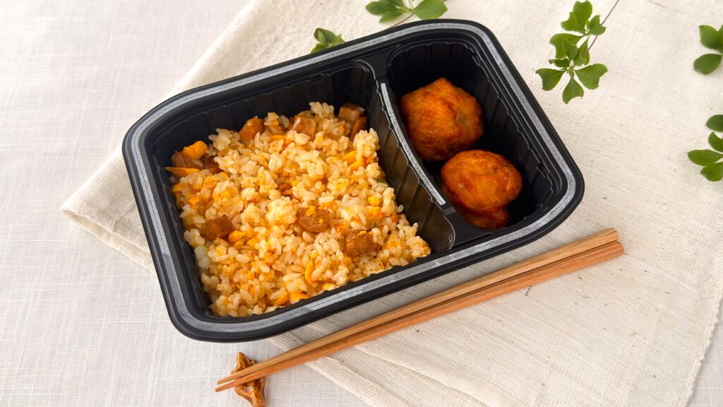 ニチレイ_電子レンジで温めた「本格炒め炒飯®」＆「特から®」（トレイ入り）のふた開け