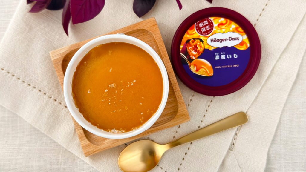 ハーゲンダッツ_ 蓋をあけたミニカップ『濃蜜いも』が置いてある様子