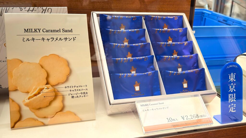 バター ミルク ラボ_店頭にディスプレイされた「ミルクキャラメルサンド」のPOPと箱あけ