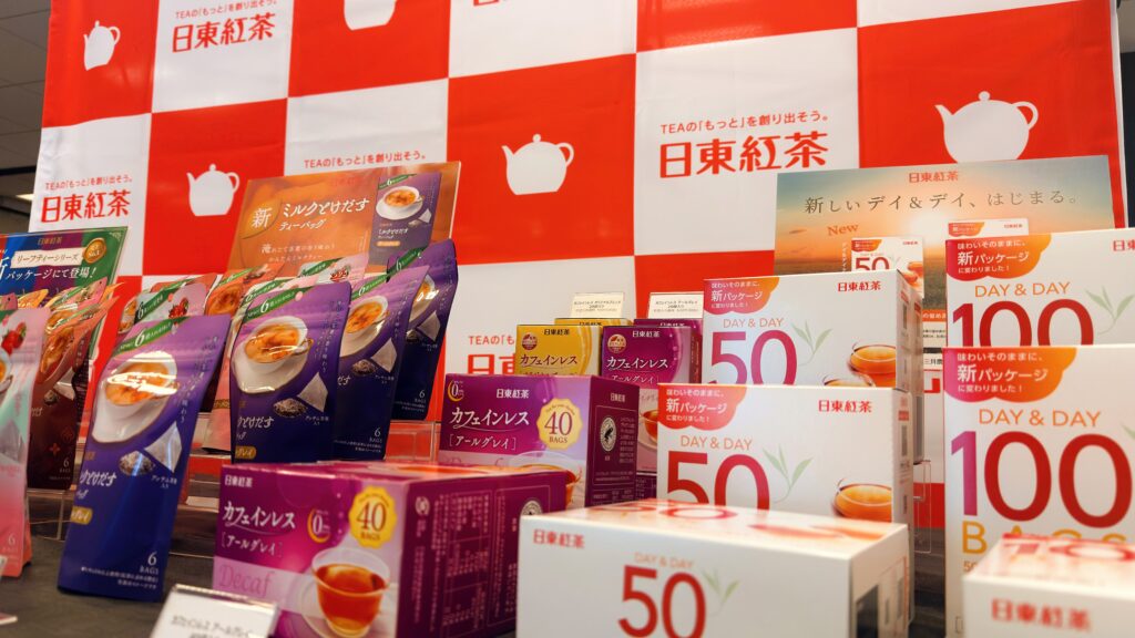 日東紅茶_「デイ＆デイ ティーバッグ」や「カフェインレスアールグレイ」のパッケージが並んでいる様子
