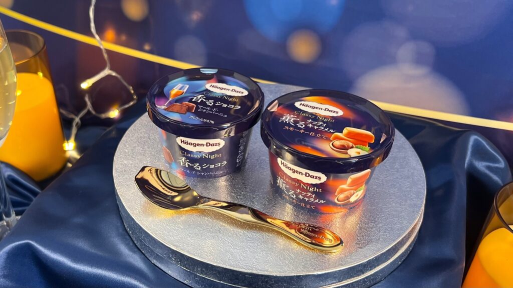 ハーゲンダッツ_Classy Night『香るショコラ マール・ド・シャンパーニュ』と『薫るナッティキャラメル スモーキー仕立て』とスプーンが並んでいる様子