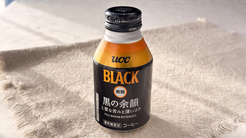 UCC_テーブルにのった「UCC BLACK無糖 黒の余韻 リキャップ缶」