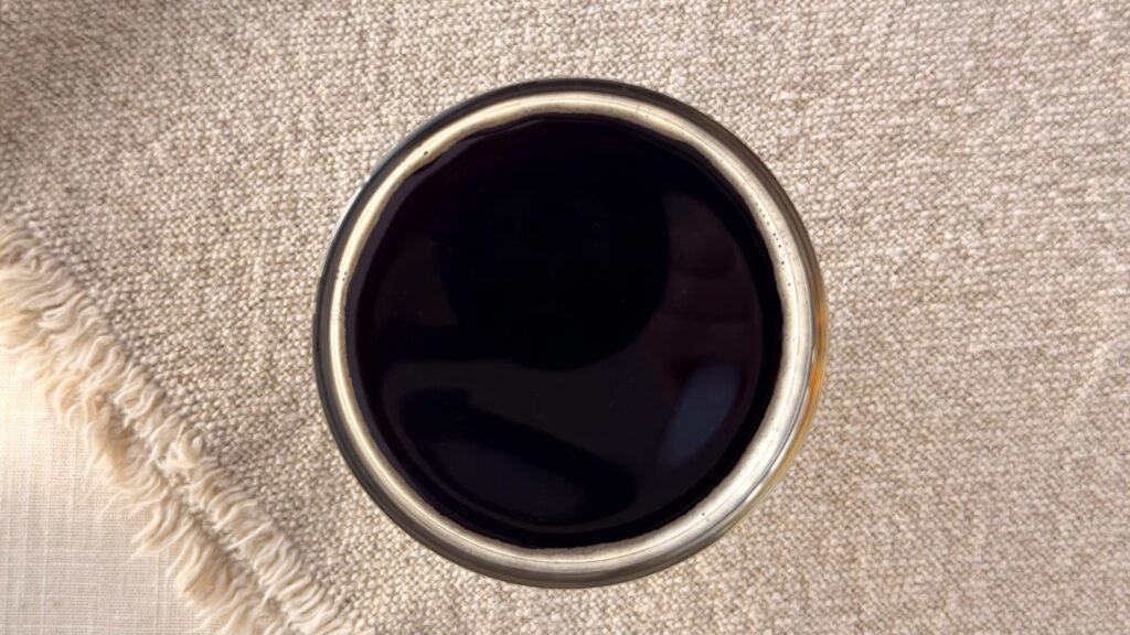 UCC_グラスに注いだ「UCC BLACK無糖 黒の余韻 リキャップ缶」