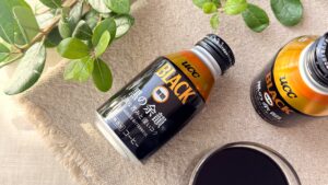 UCC_グラスに注いだ「UCC BLACK無糖 黒の余韻 リキャップ缶」やパッケージが並んでいる様子