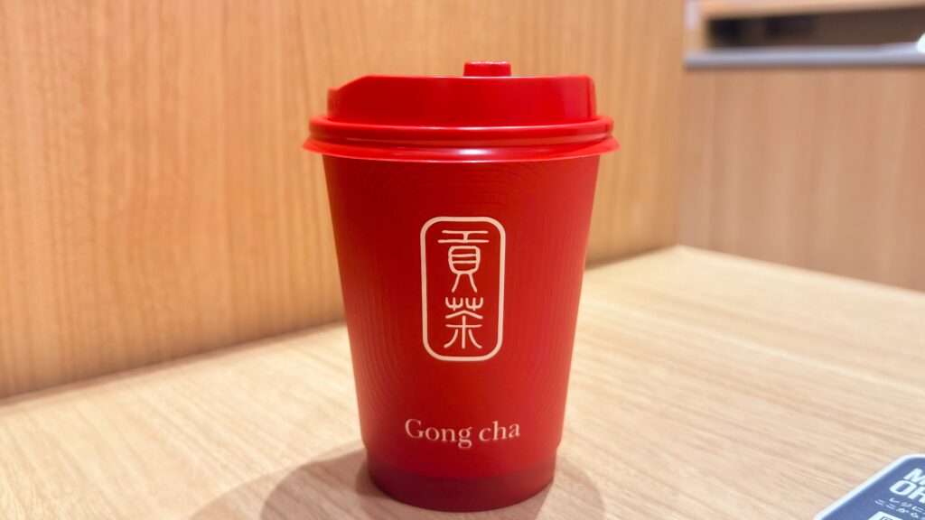 ゴンチャ_テーブルにのった「紅はるか ミルクティー」のホット