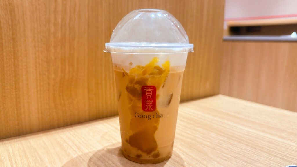 ゴンチャ_テーブルにのった「紅はるか ミルクティー」のアイス