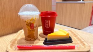 ゴンチャ_お盆にのった「紅はるか ミルクティー」のアイスとホット、ニューヨークチーズケーキ