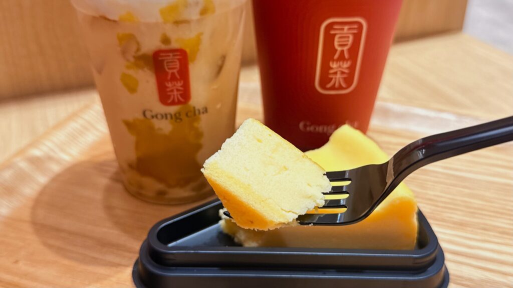 ゴンチャ_「ニューヨークチーズケーキ」をフォークで持っている様子