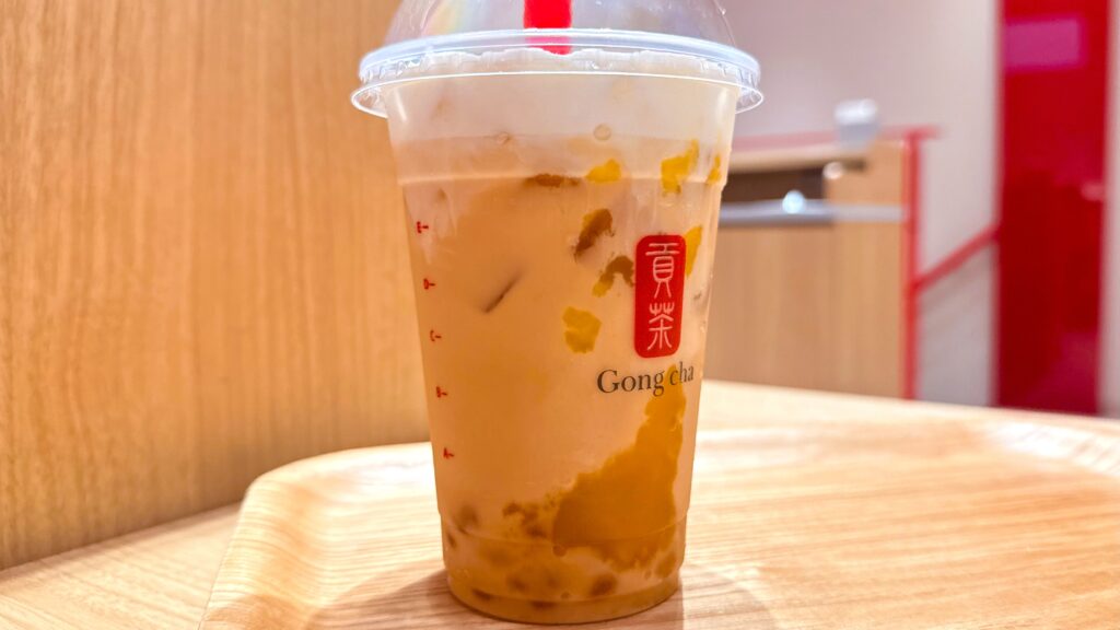 ゴンチャ_ストローをさした「紅はるか ミルクティー」のアイス