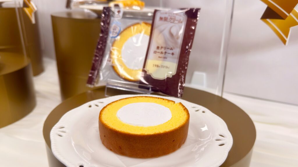 ファミリーマート_展示された「生クリームロールケーキ」