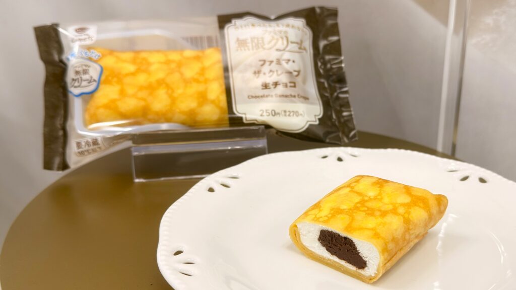 ファミリーマート_展示された「ファミマ・ザ・クレープ 生チョコ」の皿のせとパッケージ