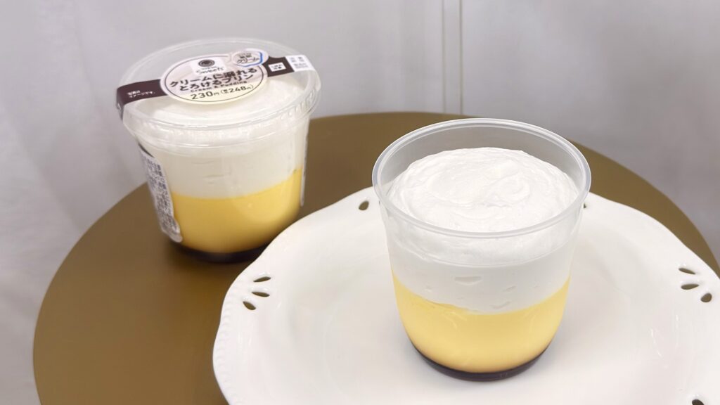 ファミリーマート_展示された「クリームに溺れるとろけるプリン」の皿のせとパッケージ